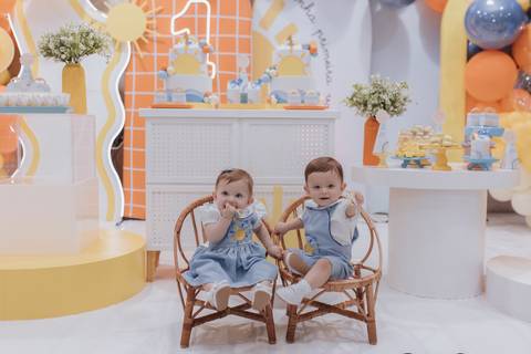 Decoração de aniversário de 1 ano de gêmeos com tema primeira volta ao sol'