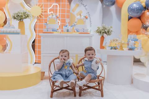 Decoração de aniversário de 1 ano de gêmeos com tema primeira volta ao sol'