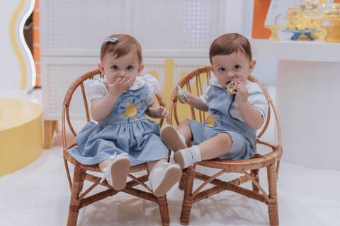 Decoração de aniversário de 1 ano de gêmeos com tema primeira volta ao sol'