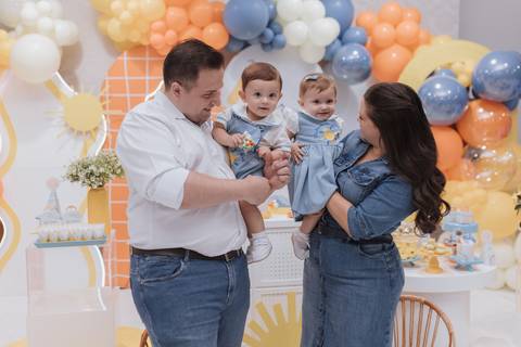 Decoração de aniversário de 1 ano de gêmeos com tema primeira volta ao sol'