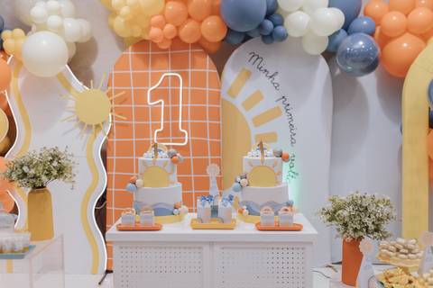 Decoração de aniversário de 1 ano de gêmeos com tema primeira volta ao sol'