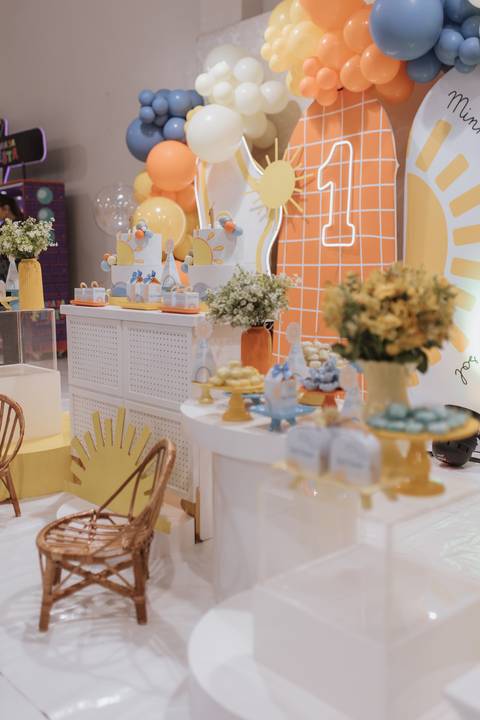 Decoração de aniversário de 1 ano de gêmeos com tema primeira volta ao sol'