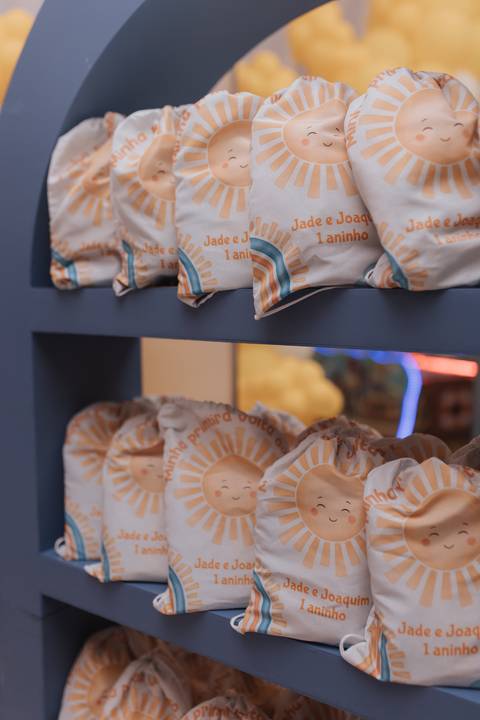 Decoração de aniversário de 1 ano de gêmeos com tema primeira volta ao sol'