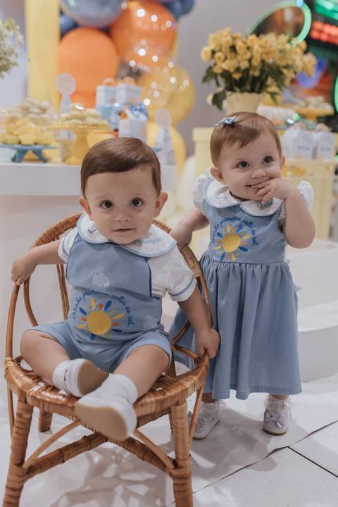 Decoração de aniversário de 1 ano de gêmeos com tema primeira volta ao sol'