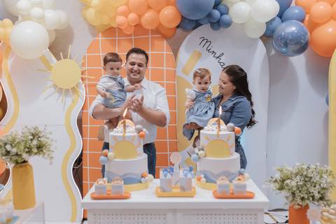 Decoração de aniversário de 1 ano de gêmeos com tema primeira volta ao sol'
