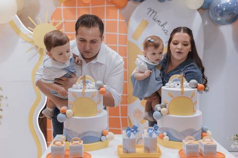 Decoração de aniversário de 1 ano de gêmeos com tema primeira volta ao sol'