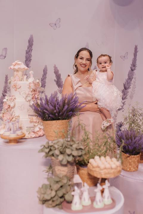 Decoração de aniversário de 1 ano com tema de lavanda'