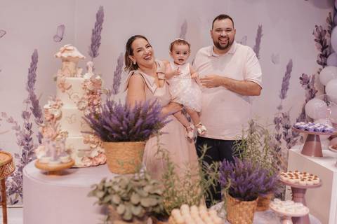 Decoração de aniversário de 1 ano com tema de lavanda'