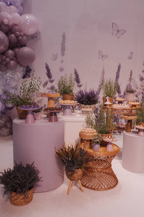 Decoração de aniversário de 1 ano com tema de lavanda'