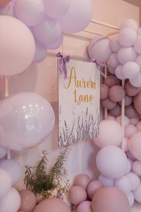 Decoração de aniversário de 1 ano com tema de lavanda'