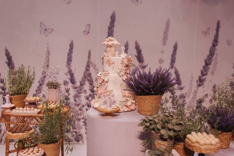 Decoração de aniversário de 1 ano com tema de lavanda'