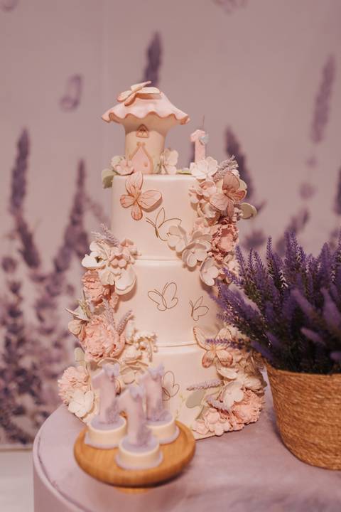 Decoração de aniversário de 1 ano com tema de lavanda'