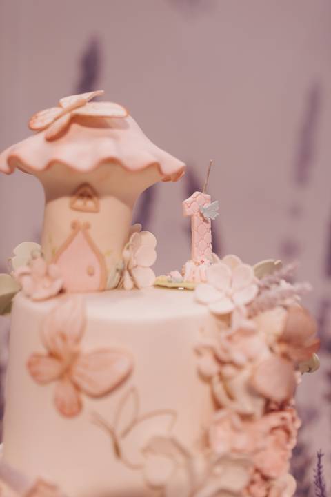 Decoração de aniversário de 1 ano com tema de lavanda'