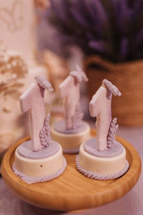 Decoração de aniversário de 1 ano com tema de lavanda'