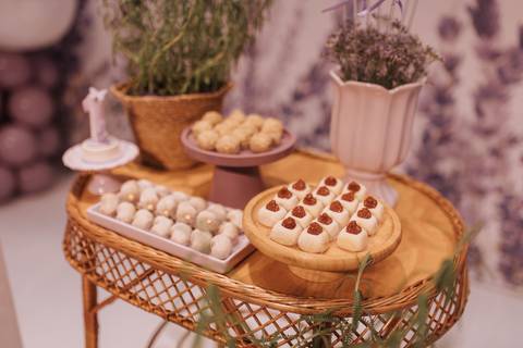 Decoração de aniversário de 1 ano com tema de lavanda'