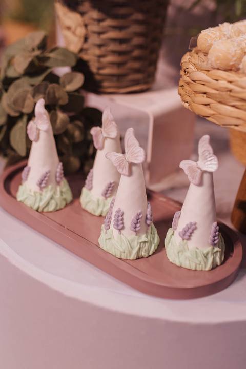 Decoração de aniversário de 1 ano com tema de lavanda'