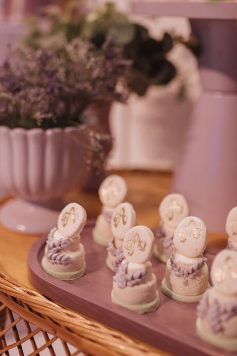 Decoração de aniversário de 1 ano com tema de lavanda'