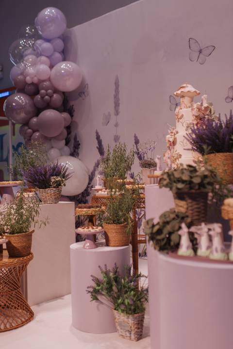 Decoração de aniversário de 1 ano com tema de lavanda'