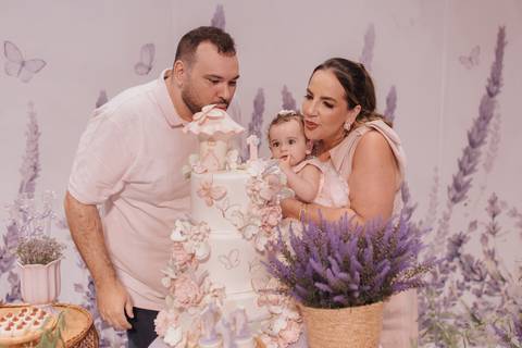 Decoração de aniversário de 1 ano com tema de lavanda'