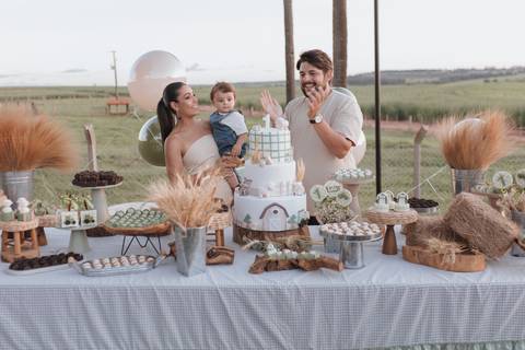 Inspiração de decoração de aniversário de 1 ano com tema de fazenda'