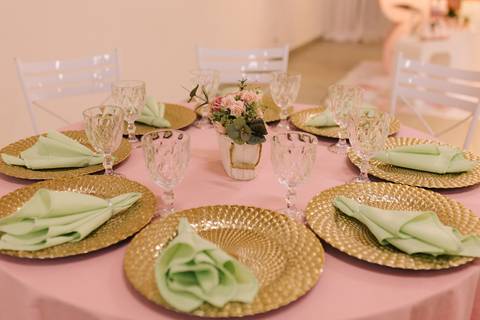 Decoração de aniversário de 1 ano com tema de jardim'