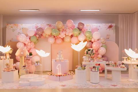 Decoração de aniversário de 1 ano com tema de jardim'
