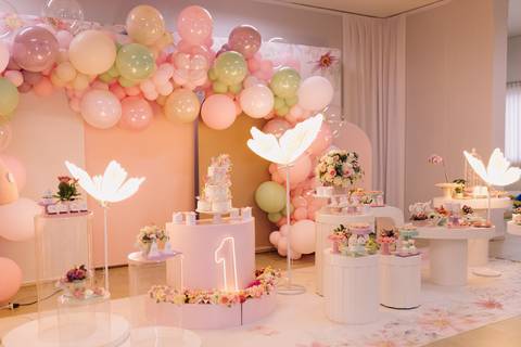 Decoração de aniversário de 1 ano com tema de jardim'