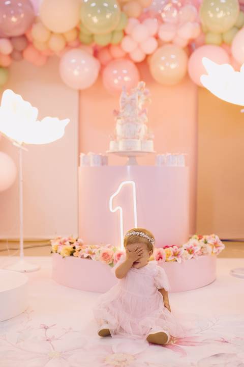 Decoração de aniversário de 1 ano com tema de jardim'
