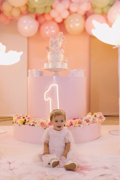 Decoração de aniversário de 1 ano com tema de jardim'