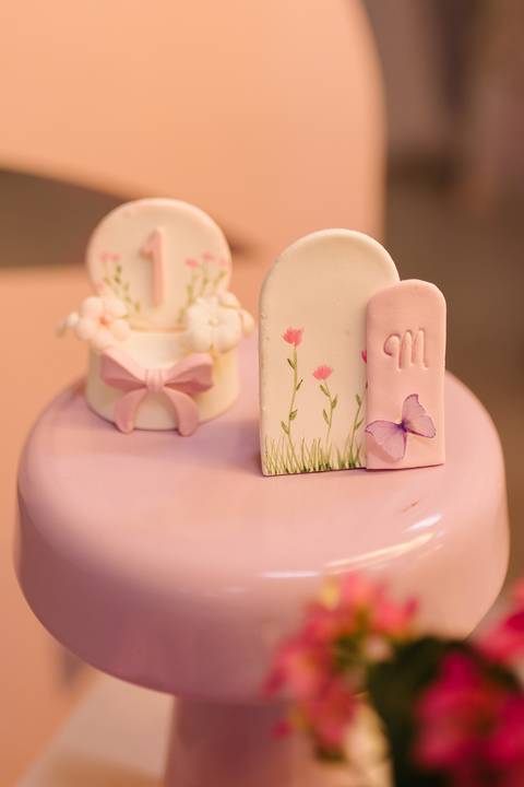 Decoração de aniversário de 1 ano com tema de jardim'