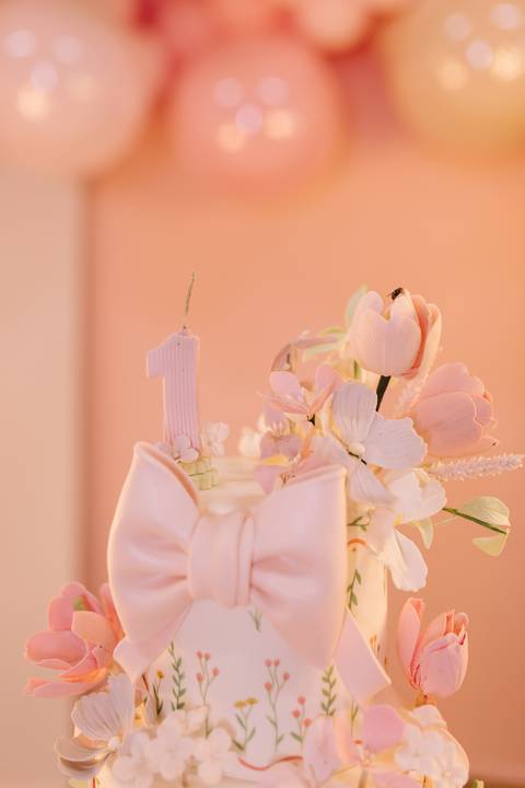 Decoração de aniversário de 1 ano com tema de jardim'