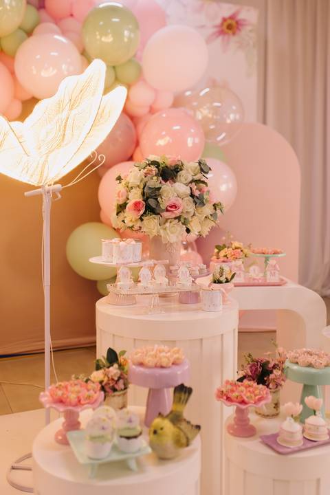 Decoração de aniversário de 1 ano com tema de jardim'