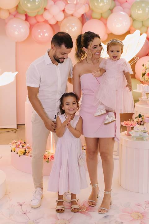 Decoração de aniversário de 1 ano com tema de jardim'
