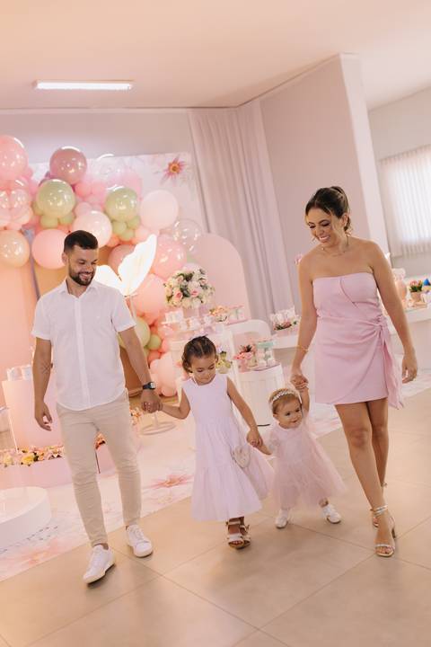 Decoração de aniversário de 1 ano com tema de jardim'