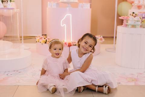 Decoração de aniversário de 1 ano com tema de jardim'