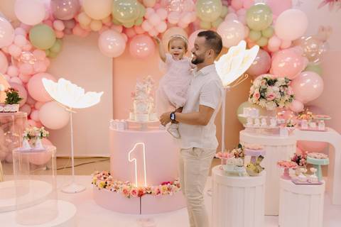 Decoração de aniversário de 1 ano com tema de jardim'