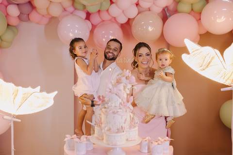 Decoração de aniversário de 1 ano com tema de jardim'