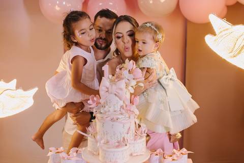 Decoração de aniversário de 1 ano com tema de jardim'