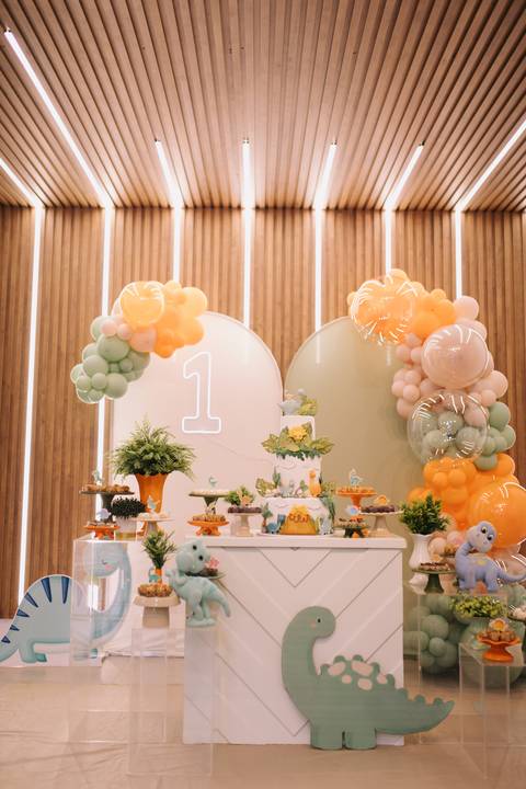 Decoração de aniversário de 1 ano com tema de dinossauro '