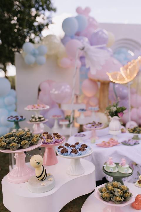 Decoração de aniversário de 1 ano com tema de jardim'