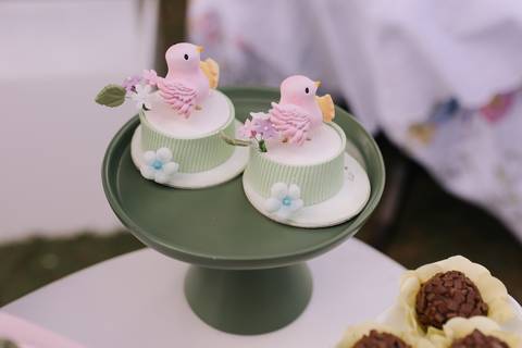 Decoração de aniversário de 1 ano com tema de jardim'