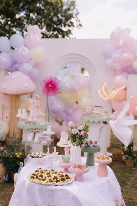 Decoração de aniversário de 1 ano com tema de jardim'