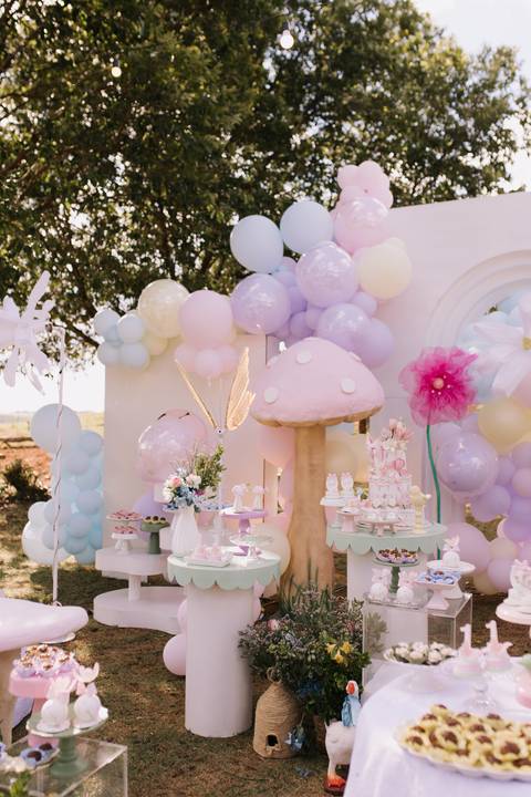 Decoração de aniversário de 1 ano com tema de jardim'