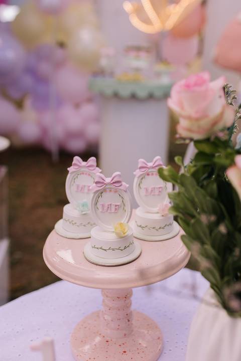 Decoração de aniversário de 1 ano com tema de jardim'