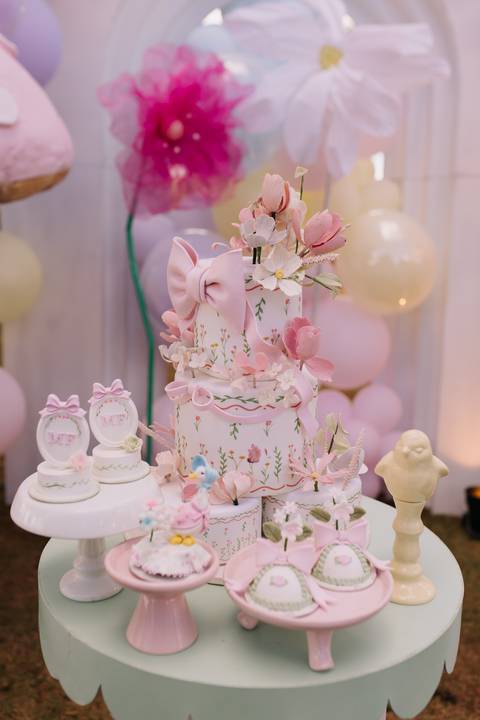 Decoração de aniversário de 1 ano com tema de jardim'