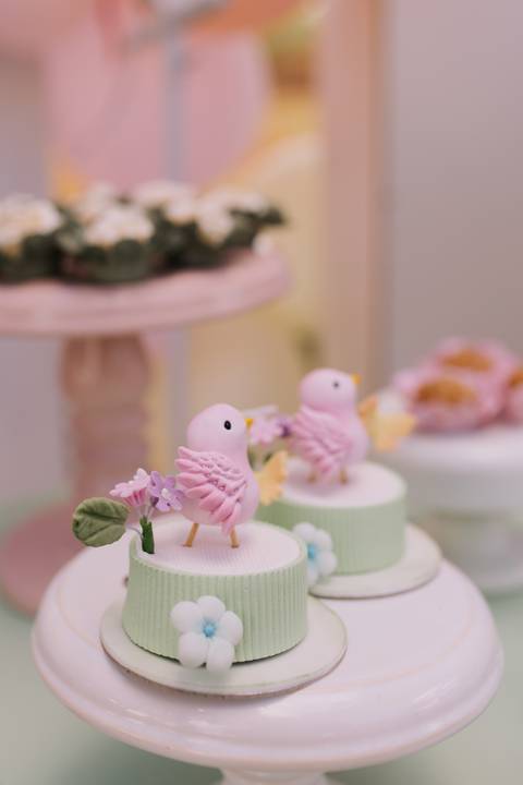 Decoração de aniversário de 1 ano com tema de jardim'