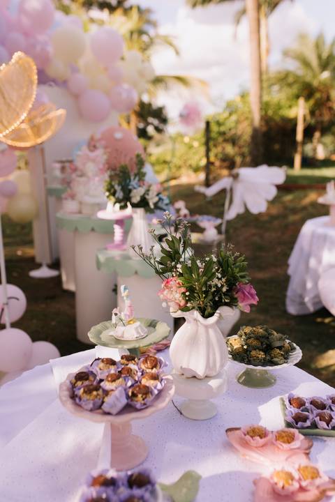 Decoração de aniversário de 1 ano com tema de jardim'
