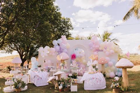 Decoração de aniversário de 1 ano com tema de jardim'