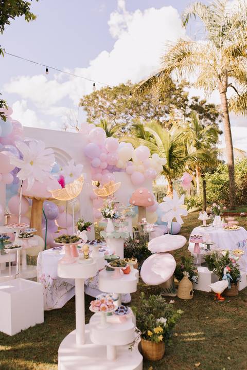 Decoração de aniversário de 1 ano com tema de jardim'