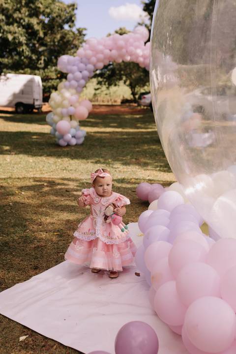 Decoração de aniversário de 1 ano com tema de jardim'